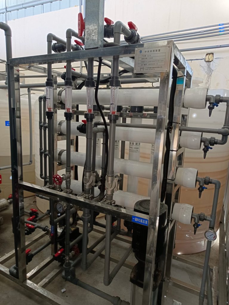Hệ thống siêu lọc và thẩm thấu ngược (UF + RO)